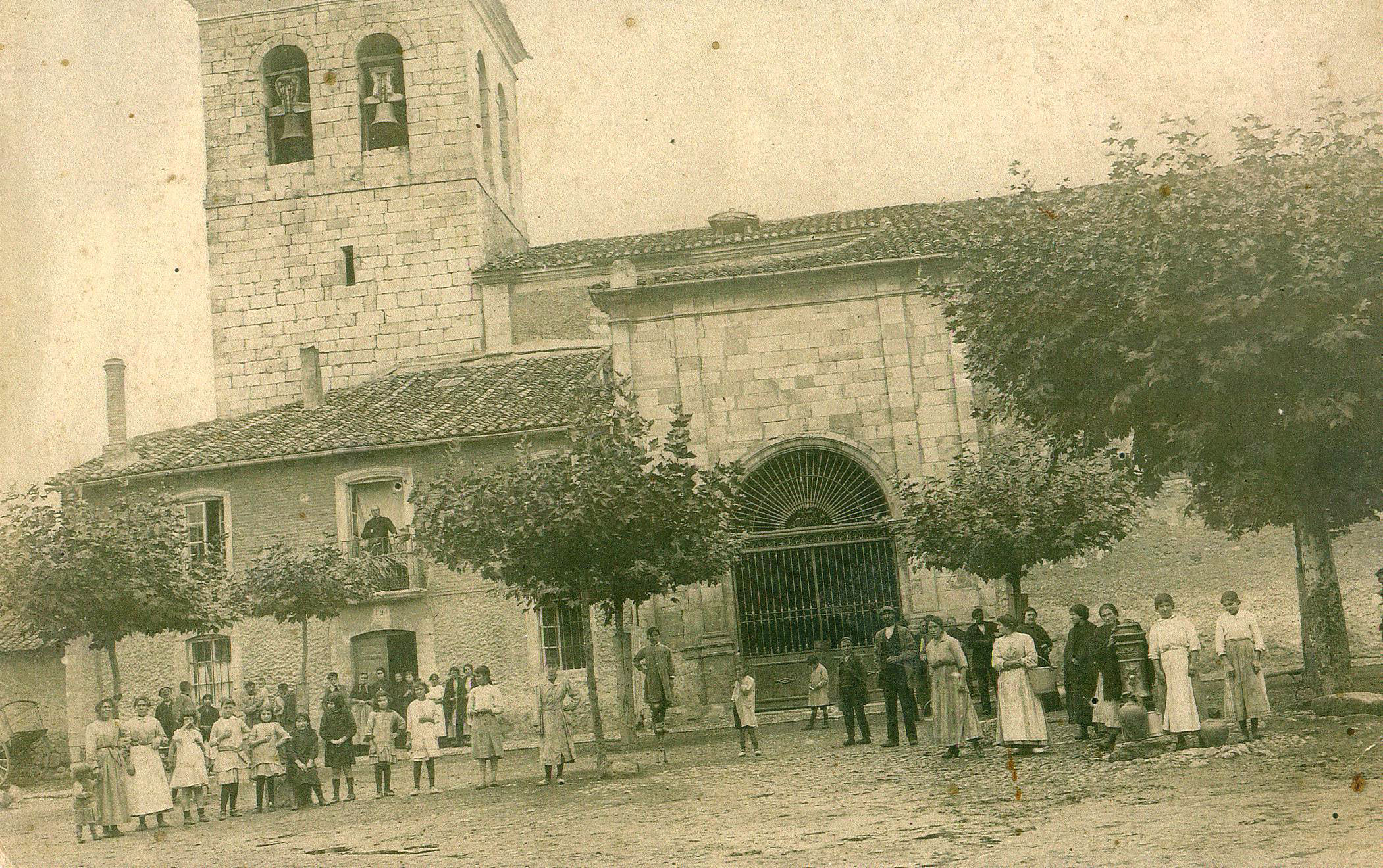 Plaza e Iglesia de Sanata Ana Herrera de Pisuerga