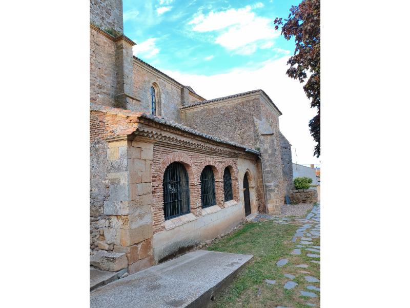 Pórtico de la Iglesia de Ventosa de Pisuerga Territorio BIC pedanía de Herrera