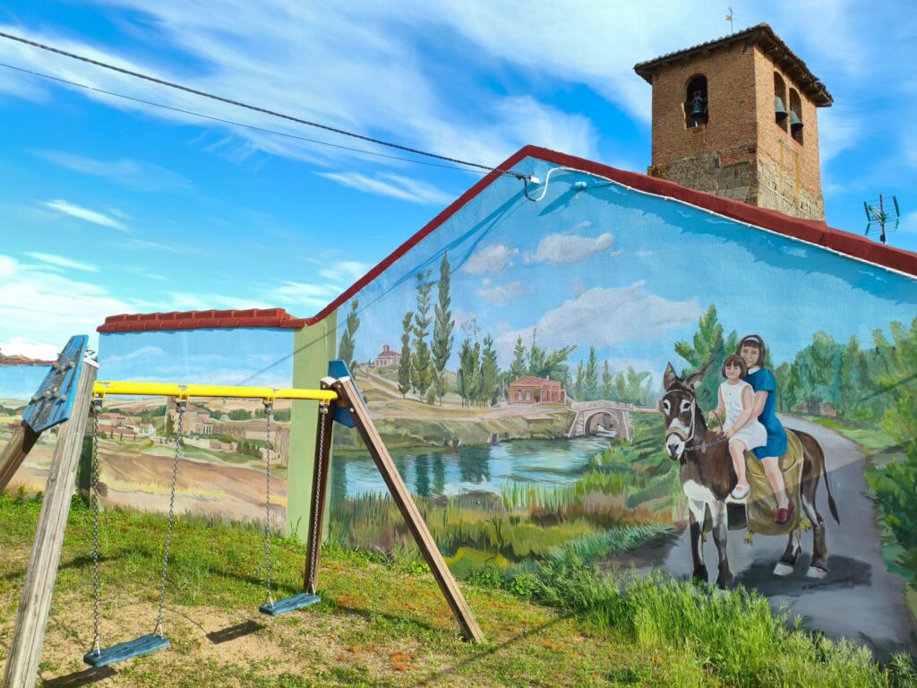 Naveros de Pisuerga parque infantil junto a iglesia mural pintado